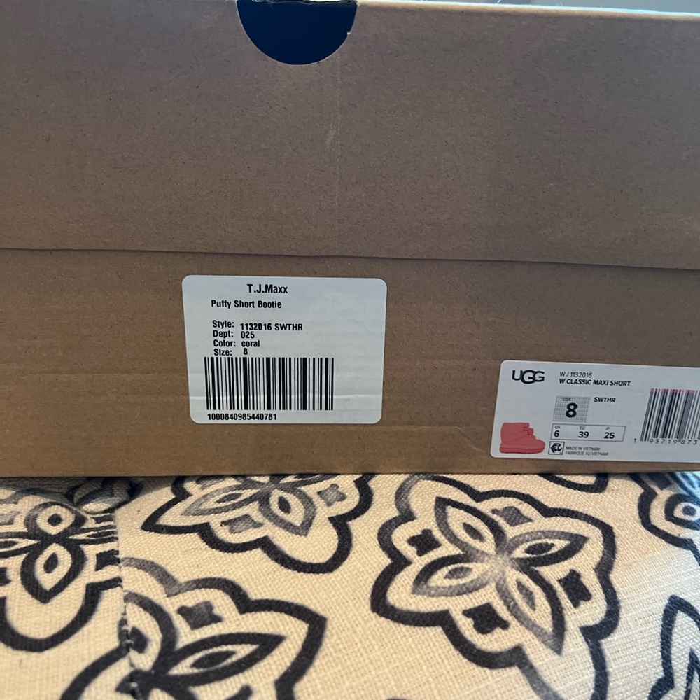 Ugg Puffy short booties size 7 size 8 - Picture 2 of 6